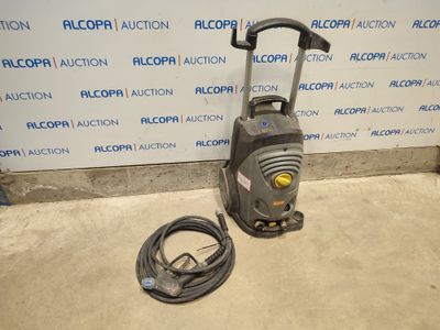 une machine posée sur le sol à côté d'un mur