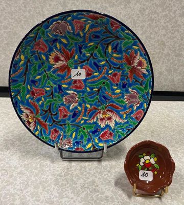 une petite assiette et une autre petite assiette posées sur une table