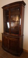 Vitrine anglaise à deux corps en bois vernis ouvrant en part… (photo 2)
