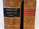deux vieux livres posés l'un à côté de l'autre sur une surface blanche