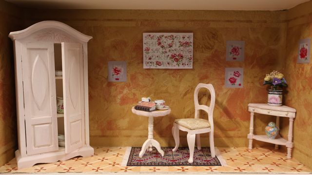 Diorama. Composition miniature, dans une vitrine en bois, vitre e...