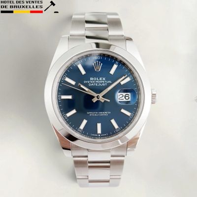 une montre Rolex avec un cadran bleu, montée sur un bracelet