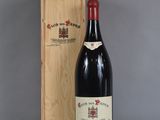 une bouteille de vin posée à côté d'une caisse en bois