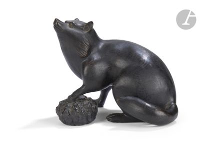 statue d'un rat assis sur un rocher, sur fond blanc