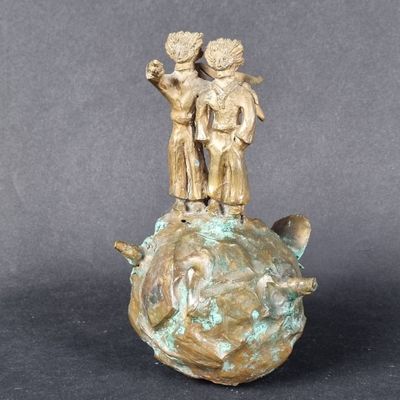 figurine en bronze représentant deux enfants assis sur une tortue