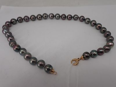 Collier de perles grises en légère chute, fermoir or, diam.