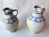 deux vases posés sur une surface blanche