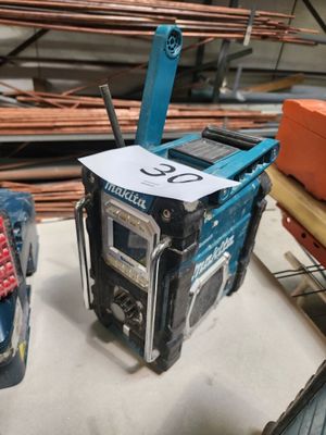 une radio posée sur une table à côté d'une autre radio