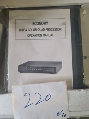 une photo d'un carton contenant des appareils électroniques, exposé dans un magasin