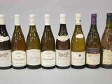 six bouteilles de vin sont alignées sur une table