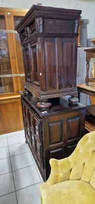 une chaise jaune posée devant une armoire en bois