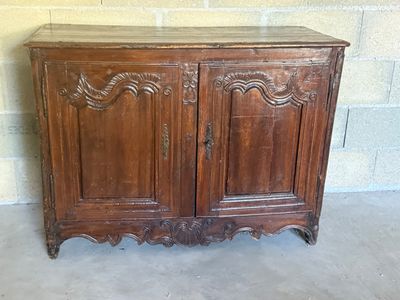 une vieille armoire en bois à deux portes, avec un plateau en marbre