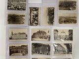 une vieille photo d'un lot de vieilles cartes postales sur une table