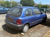 une petite voiture bleue garée sur le bord de la route