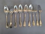 six cuillères et six fourchettes alignées en rangée
