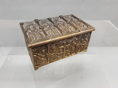 une boîte ancienne en laiton ornée de sculptures, exposée
