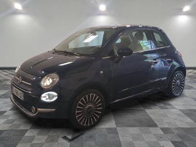 la photo d'une petite voiture noire garée dans un garage