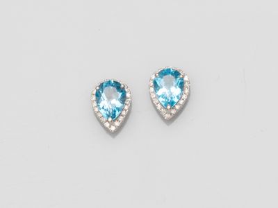 une paire de boucles d'oreilles en topaze bleue et diamants
