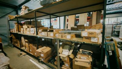 Les cartons sont empilés sur une étagère dans un entrepôt où se trouvent de nombreux cartons