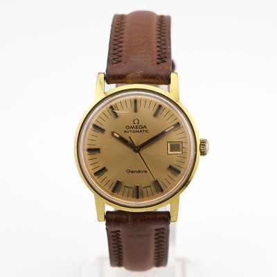 une photo d'une montre en or avec un bracelet en cuir marron