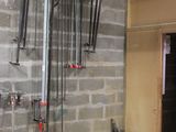 une pièce où sont accrochés tout un tas d'outils au mur