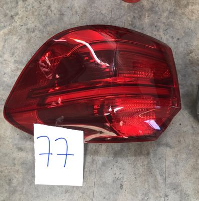 le feu arrière d'une moto sur lequel est collé un autocollant sur le côté