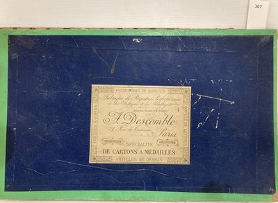une photo d'une boîte bleue sur laquelle est collée une étiquette