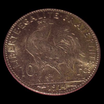 gros plan d'une pièce de monnaie sur fond noir