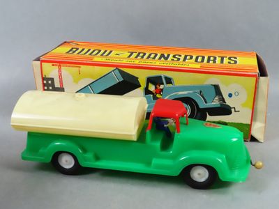un petit camion vert avec un homme à l'arrière
