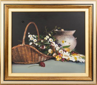 une peinture à l'huile représentant un panier de fleurs et un vase posés sur une table