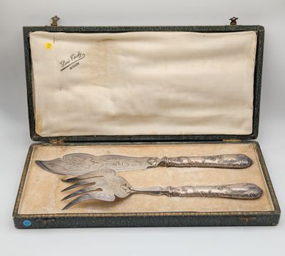 un service d'argenterie ancienne présenté dans un coffret, comprenant une cuillère et une fourchette