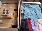 de nombreuses boîtes de vêtements qui traînent par terre