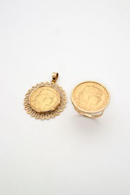 deux pendentifs en forme de pièces d'or sur fond blanc