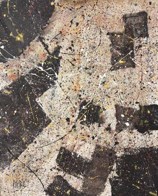 un tableau en noir et blanc posé à même le sol, parsemé d'éclaboussures de peinture