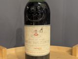 une bouteille de vin posée sur une table en bois