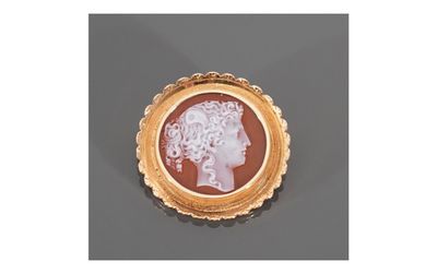 Broche circulaire en or jaune 18k 750 millièmes à décor de f…