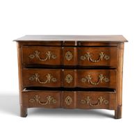Commode dite "arbalète" en bois mouluré, ouvre à trois tiroi… (photo 2)