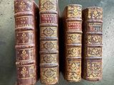 trois vieux livres sont empilés sur une table