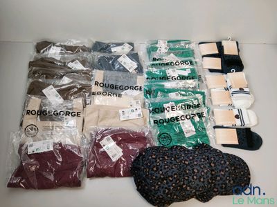 de nombreux vêtements de toutes sortes dans le sac posé sur la table