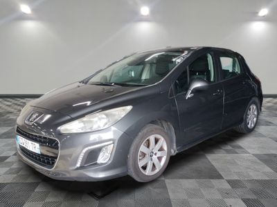 la voiture grise est garée sur un sol en damier dans le garage