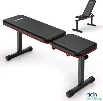 un banc noir et rouge et un banc noir et rouge