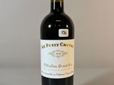 une bouteille de vin posée sur une table