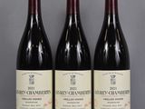 trois bouteilles de vin sont alignées sur une table