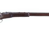 un vieux fusil avec un canon en bois sur fond blanc