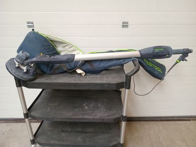 une image représentant un chariot à roulettes sur lequel sont posés des outils