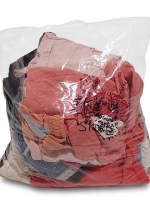un sac rempli de vêtements sur fond blanc