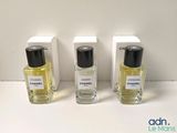 trois flacons de parfum Chanel posés sur une table