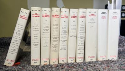un grand nombre de livres posés sur une table