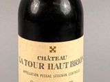 Des bouteilles de vin sont alignées sur une surface grise