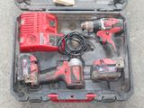 une trousse à outils dans une mallette posée par terre